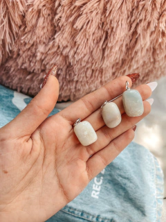 Dijes de piedra natural amazonita roladas tamaño mediano.