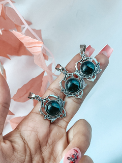 Dijes artesanales con Obsidiana circular en base de hoja. 