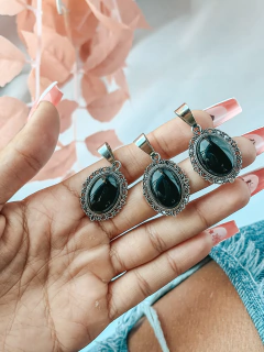 Dijes artesanales de Obsidiana en base camafeo.