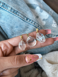 Dijes de cuarzo cristal rolados mini con engarce dorado.