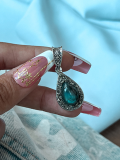 Dijes artesanales en forma de gota, con Labradorita blue con polvo de pirita. 