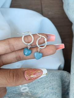 Aros argolla de acero blanco con corazón de cuarzo azul.