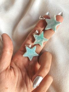 Dijes de piedra natural amazonita verde en forma de estrellas.