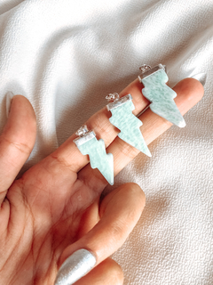 Dijes de piedra natural amazonita en forma de rayitos con baño electroplay. 
