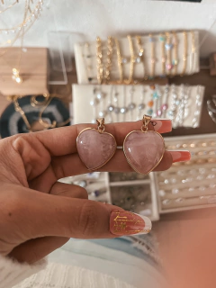 Dijes de Cuarzo rosa en forma de corazón, con virola con baño dorado.