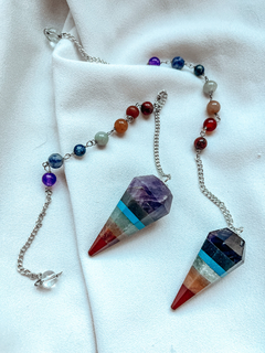 Péndulos con piedras naturales de los 7 chakras, importado de la India. Con cadena para reiki y trabajos con cristales.