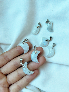 Dijes artesanales de Adularia Rainbow Moonstone (Piedra de la Luna arcoíris) en forma de lunitas tamaño mini.