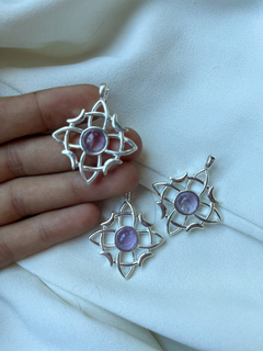 Dijes bañados en plata, de nudo de bruja con amatista.  piedras namaste 
