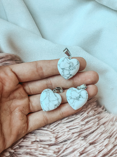 Dijes de Howlite en forma de corazón.