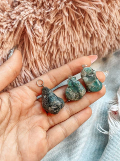 Dijes de piedra natural raiz de esmeralda roladas tamaño mediano.
