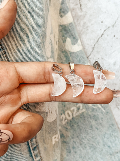 Dijes de cuarzo cristal en forma de lunitas.
