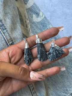 Dije de piedra natural cianita negra "escobra de bruja" en bruto con baño de electroplata.