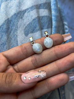 Dijes artesanales con piedra natural Adularia real - Piedra de la Luna en forma de medallon tamaño mini.