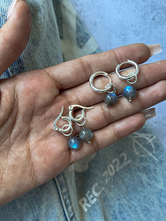 PAR DE AROS ACERO BLANCO CON ESFERA DE LABRADORITA BLUE