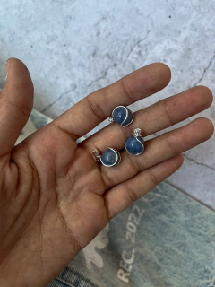 Dijes de Cuarzo azul en forma de esfera en alambre con baño, tamaño mini. Dijes anti estrés (giratorios).