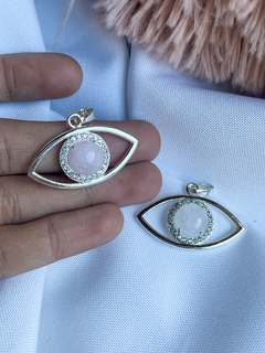 Venta por mayor y menor Dijes Ojo de Horus bañados en plata, con cuarzo rosa y strass.
