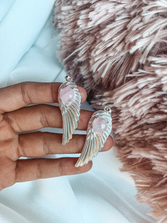 Dijes Alas talladas bañados en plata, con cuarzo rosa.