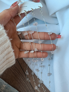 Amuleto de acero blanco con escallas de cuarzo rosa