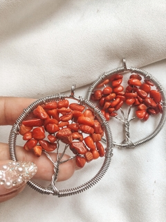 DIJE DE ÁRBOL DE LA VIDA CON PIEDRAS NATURALES DE CORAL EN ALAMBRE.