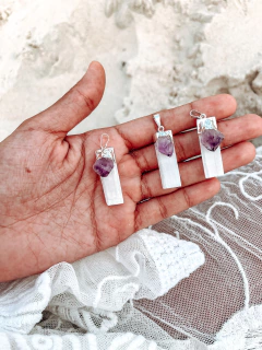 Dije de piedra natural Selenita con baño electroplata, y mini puntas de amatista. 