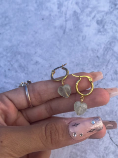 Aros argolla de acero dorado con corazón de cuarzo verde.