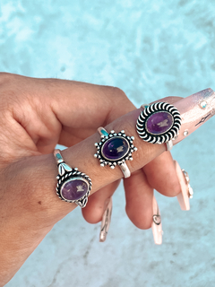 Anillos hindúes de alpaca con baño de plata, por talle con amatista.