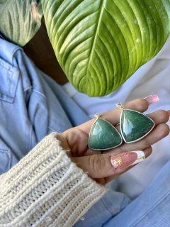 Dijes triángulos de reuleaux de cuarzo verde con virola con baño de plata. 
