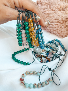 Pulseras de hilo con bolitas esferas de cuarzo rosa de 6mm de diámetro.