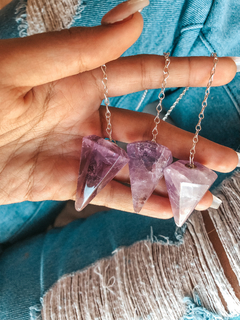 Péndulos de amatista con cadena para reiki y trabajos con cristales.