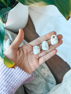 Dijes de howlite, rolados con perforación grande de lado a lado. 