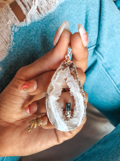 Dijes de chapas / láminas de geodas de ágatas con turmalina negra. Piedras Namaste