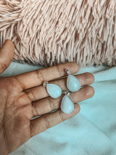 Dijes de Cuarzo blanco en forma de gota con virola con baño de plata.