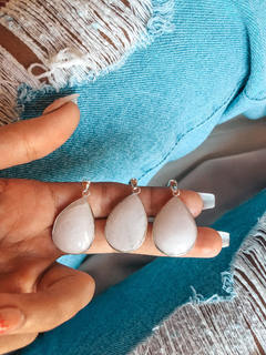 Dijes de Cuarzo Blanco en forma de gota con virola con baño de plata.