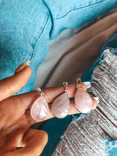 Dijes de Cuarzo Rosa en forma de gota con virola con baño de plata.