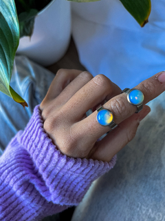 Anillos circulares regulables de acero quirúrgico, con opalina lunar de 10 mm.