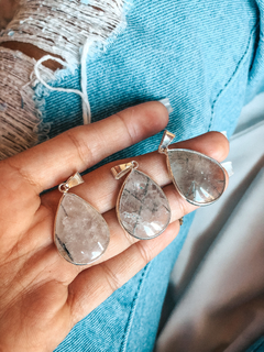 Dijes de Cuarzo Turmalinado en forma de gota con virola con baño de plata.