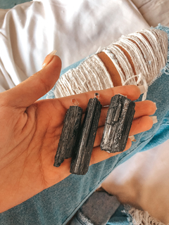 Dije de piedra natural Turmalina en bruto con argolla tamaño grande