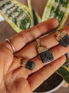 Turmalina negra en bruto con baño electrolítico dorado. 