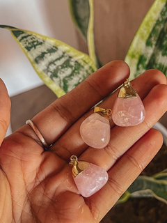 Dijes de Cuarzo rosa roladas tamaño chico con baño elctrolítico dorado.