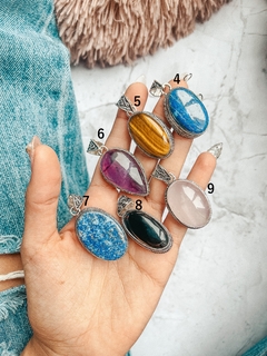 Dijes de piedras naturales importados de la India, con baño en plata mil. 