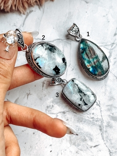 Dijes de piedras naturales importados de la India, con baño en plata mil. 