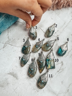 Dijes cabujones de Labradorita Blue, orígen Madagascar en capuchón con strass checo