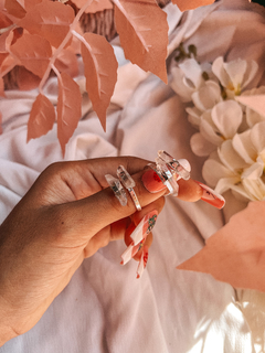 Anillos regulables con puntas de cuarzo cristal y baño electroplay (baño electrolítico de plata).