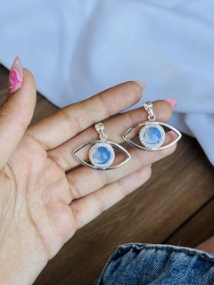 OJO HORUS CON OPALINA LUNAR, STRASS Y BAÑO DE PLATA X2 U.