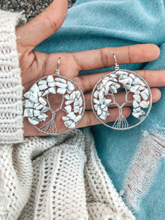 DIJE DE ÁRBOL DE LA VIDA CON PIEDRAS DE HOWLITE EN ALAMBRE CON BAÑO.