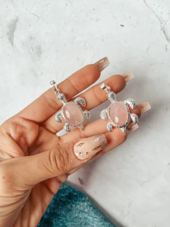 Dijes en forma de tortuguitas con cuarzo rosa, bañados en plata.