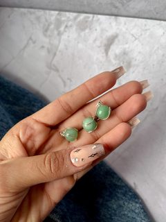 Dijes de cuarzo verde en forma de esfera en alambre con baño, tamaño mini. Dijes anti estrés (giratorios).