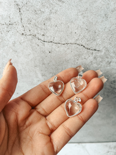 Dijes de Cuarzo cristal en forma de corazón, con virola tamaño mini. 