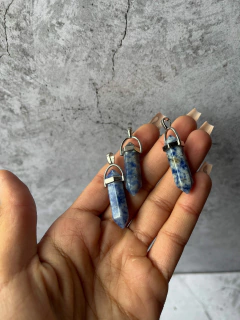 Dijes de Sodalita en forma de péndulo facetado bipolar, tamaño chico.
