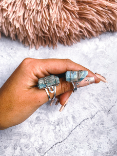 Anillos regulables con aguamarina en bruto en alambre con baño de plata. 